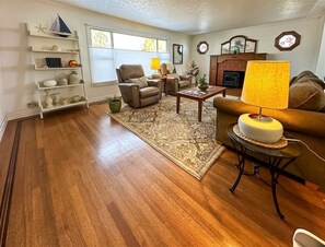 Fernseher, Kamin, Arbeitsbereiche