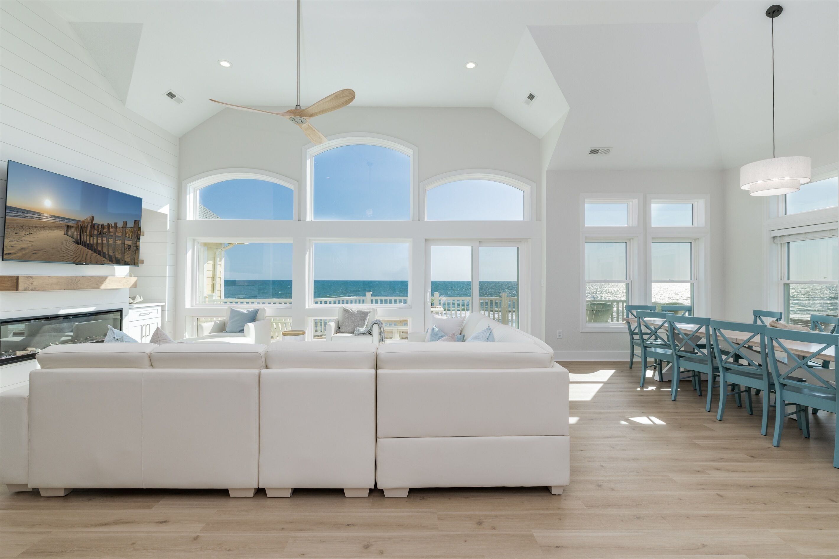 Smart TV, chimenea, libros y videoteca 