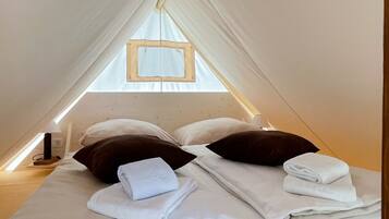 1 bedroom, travel crib, bed sheets