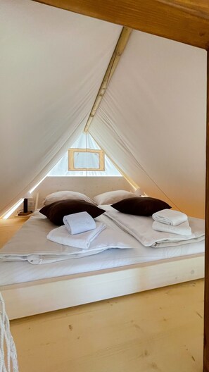 1 bedroom, travel cot, bed sheets