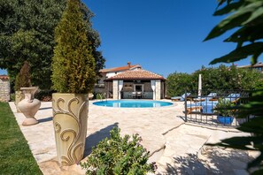 Una piscina al aire libre