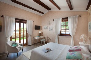 2 quartos, escrivaninha, ferros/tábuas de passar roupa