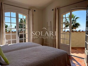 4 عدّة غرف نوم ومكواة/لوح كي وواي فاي وملاءات أسرّة