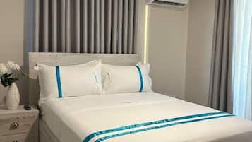 Appartement Exécutif, 2 lits doubles, vue ville | Salle de bain | Articles de toilette gratuits, peignoirs pour enfants