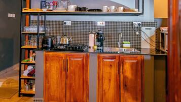 Peti sejuk, ketuhar gelombang mikro, pembakar roti