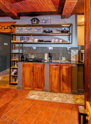 Fridge, microwave, toaster, cookware/dishes/utensils - Swahili Homes BnB (Dar es Salaam)