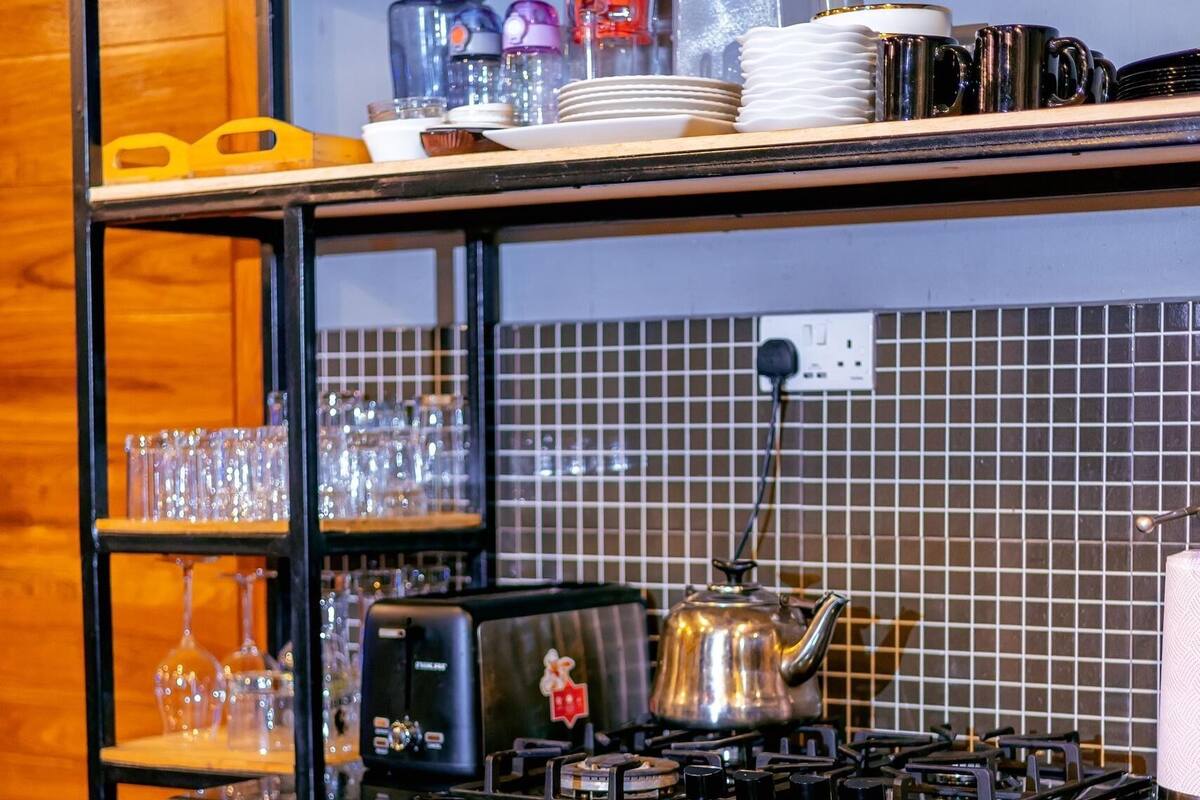 Kühlschrank, Mikrowelle, Toaster, Kochgeschirr/Geschirr/Besteck