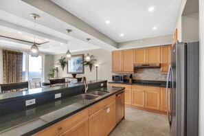 Een koelkast, een magnetron, een oven, een kookplaat