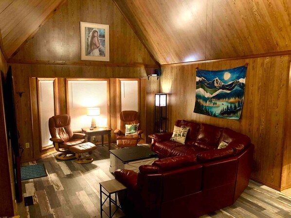 Een televisie en een open haard