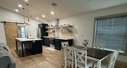 Buckhead Cabin Retreat, Brand New Canal front Cabin with Lake O Access