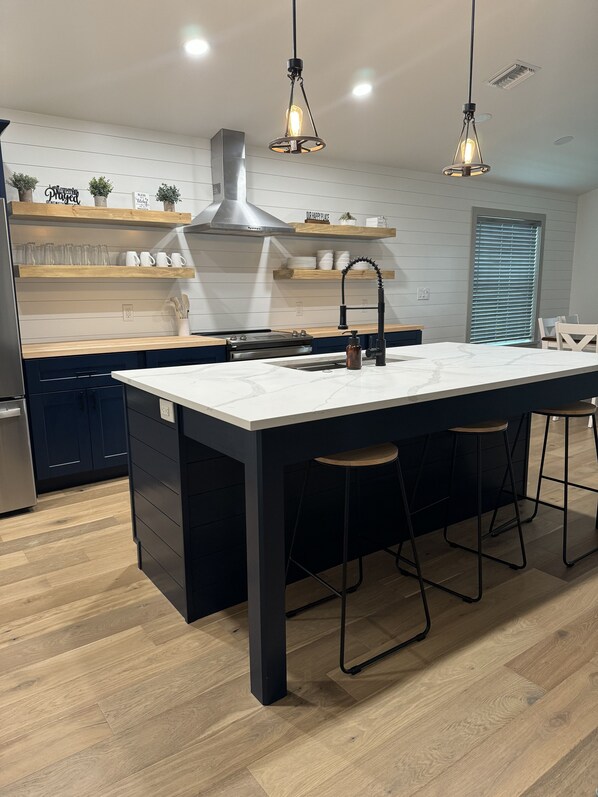 Kjøleskap, mikrobølgeovn, ovn og kokeplater