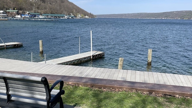A lakeside park with a wooden dock, a bench, and a grassy area. - HARVEST MOON - ROMANTIC - OFF GRID - WINE TRAIL CABIN - Pet Friendly! 4 Seasons (Prattsburgh)