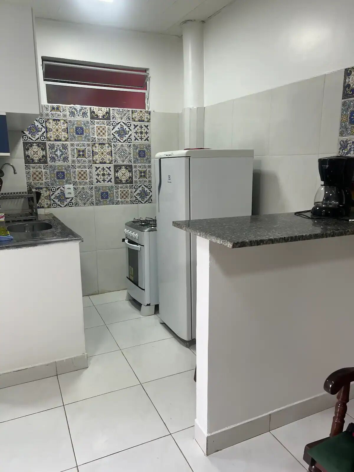 Kühlschrank, Herdplatte, Wasserkocher mit Kaffee-/Teezubehör