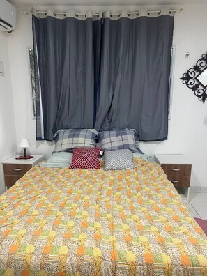 1 bedroom, desk, WiFi, bed sheets
