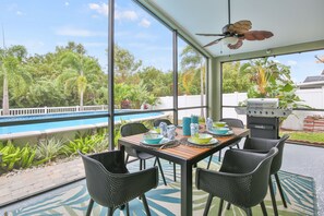 Outdoor dining - Happy Ours! Newly Renovated - Private Heated Pool, Screened in Lanai (Bradenton)