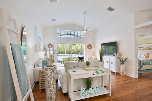 Happy Ours! Newly Renovated - Private Heated Pool, Screened in Lanai