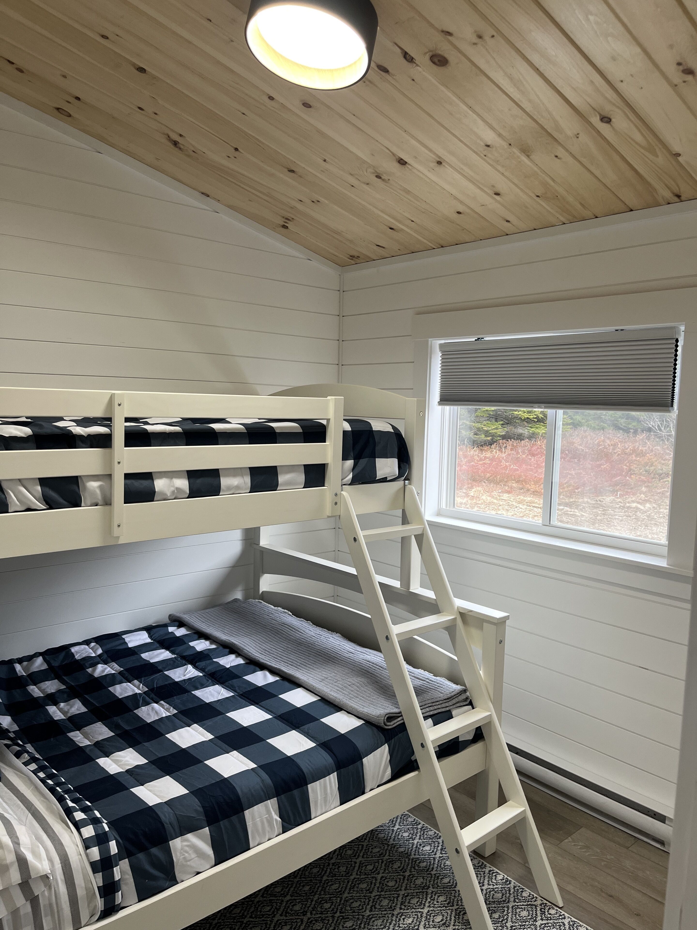 2 多间卧室、免费 WiFi、床单