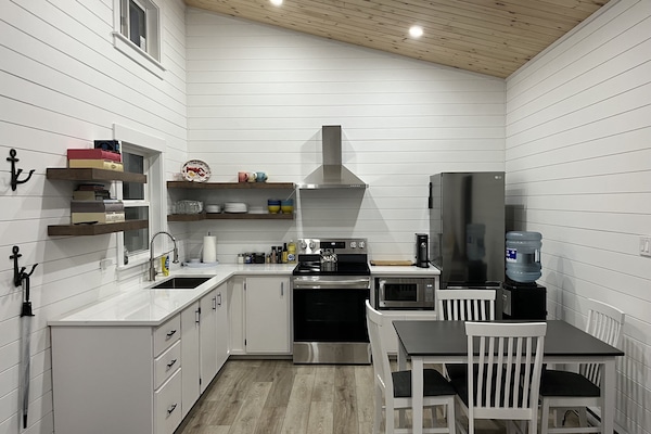 Kjøleskap, mikrobølgeovn, ovn og kokeplater