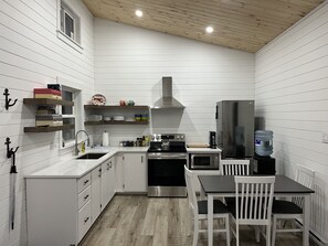 Fridge, microwave, oven, stovetop - Orange Jellybean: Great ocean views and sunsets a short walk to town (Twillingate)