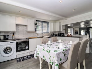 Cottage | Private kitchen | Fridge, dishwasher, cookware/dishes/utensils