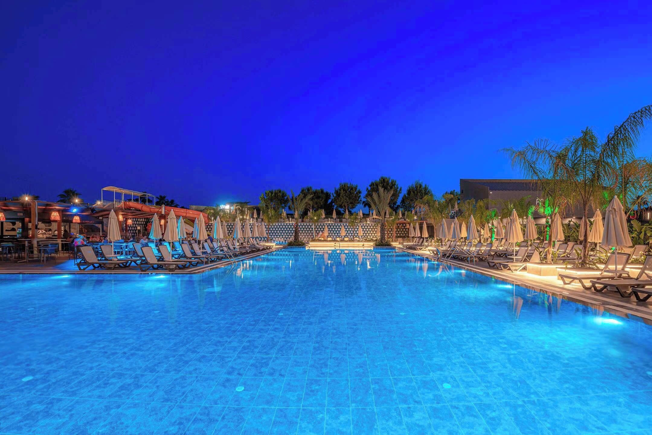 室内游泳池，季节性开放的室外游泳池，池畔遮阳伞，日光浴躺椅