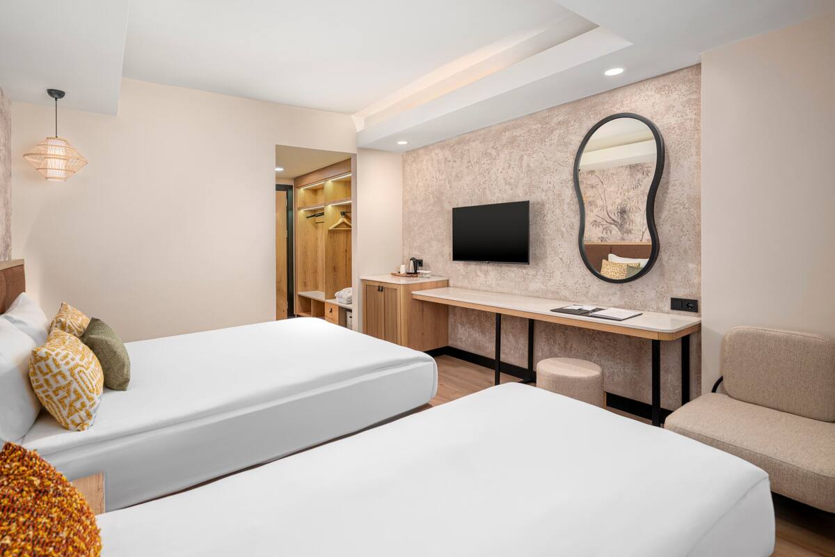Egyptian cotton sheets, premium bedding, free minibar, in-room safe