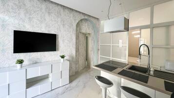 KĂŒhlschrank, Mikrowelle, Ofen, Herdplatte