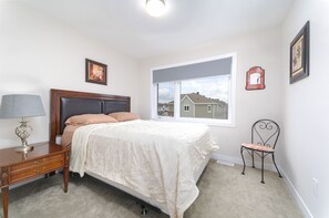 Iron/ironing board, travel crib, free WiFi, bed sheets - TownHome In Ottawa! (Ottawa)