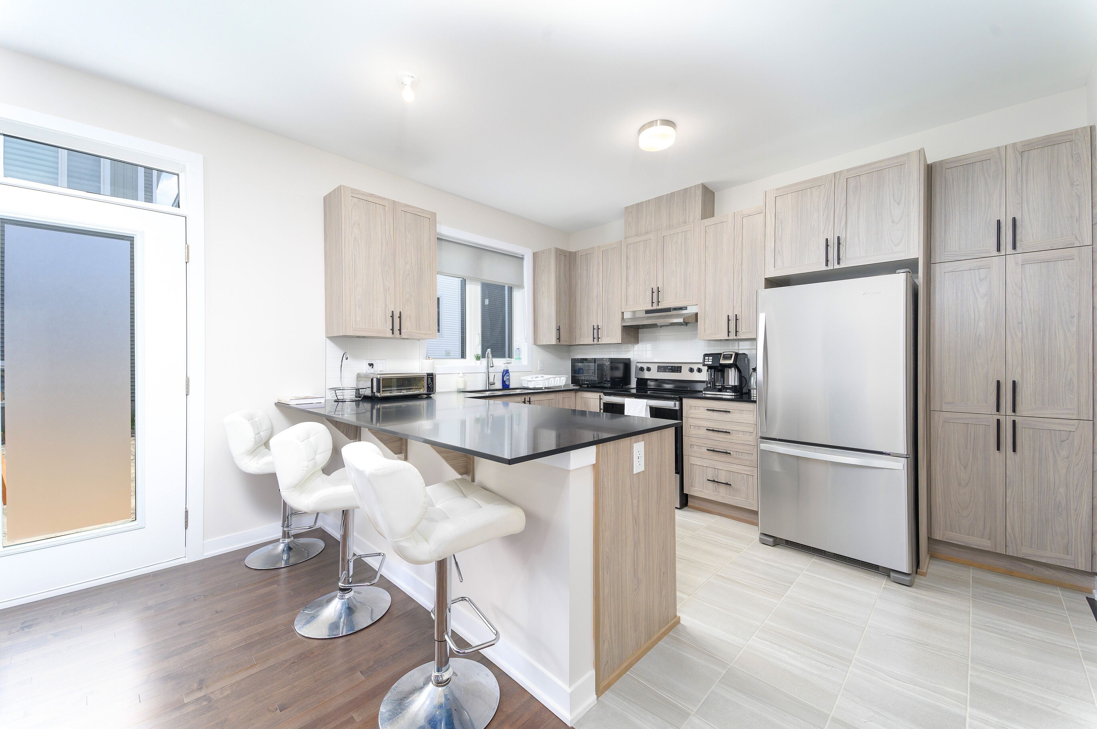 Réfrigérateur, micro-ondes, four, plaque de cuisson