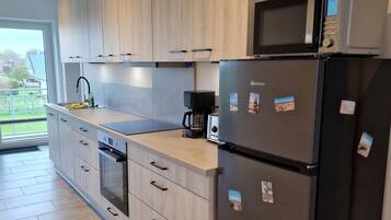 JÀÀkaappi, mikroaaltouuni, uuni, liesi