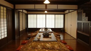 Una habitació japonesa tradicional amb tatami, portes corredisses i una taula baixa amb estris de cerimònia del te.