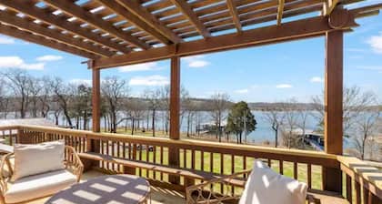 Lakeside with View Stylish Bohemian Condo, Hot Tub