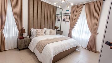 3 bedrooms, iron/ironing board, WiFi, bed sheets
