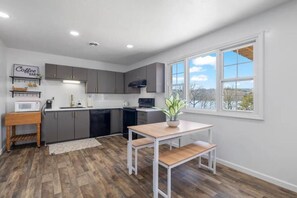 Een koelkast, een microgolfoven, een oven, een kookplaat