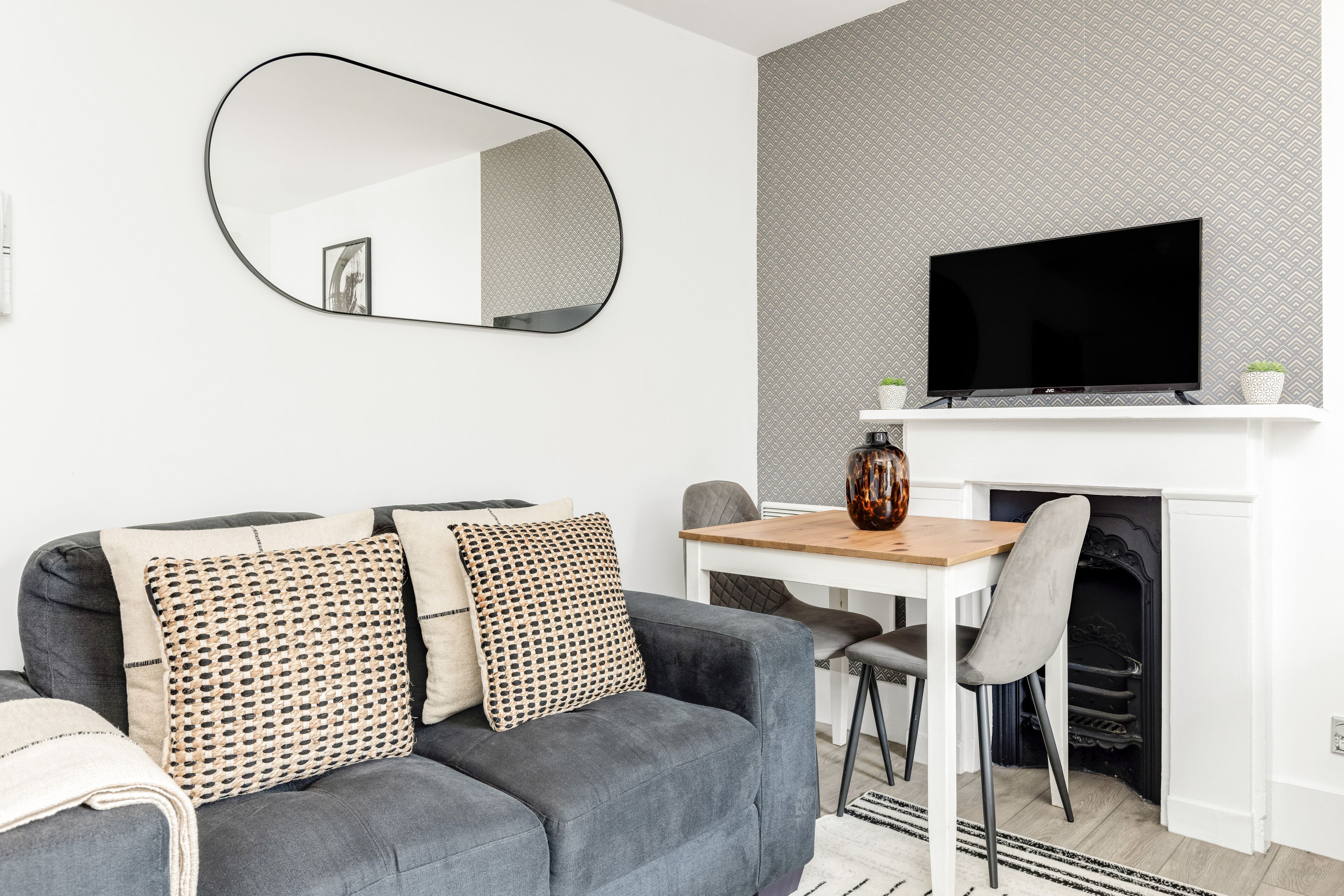 基础客房 | 起居区 | 37-英寸电视（配备有线频道）、Netflix、流媒体服务