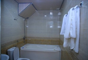 Chambre Double | Salle de bain | Articles de toilette gratuits, sèche-cheveux, peignoirs, chaussons