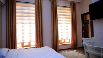 Basic Double Room | In-room safe, desk, laptop workspace, blackout curtains