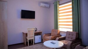 خزنة داخل الغرفة ومكتب ومساحة عمل للكمبيوتر المحمول وستائر تعتيم