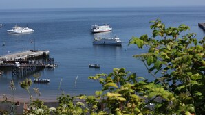 A harbor with multiple boats, a pier, and a view of the sea. - Hotel Klippenklang (Helgoland)