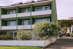 Fachada de la propiedad por la tarde o noche