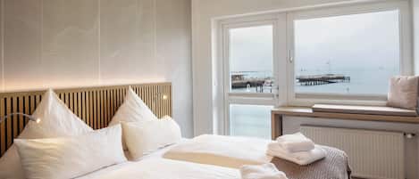 Komfort Doppelzimmer mit Meerblick | Coffre-fort, décor unique, ameublement unique, bureau