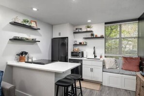 Kjøleskap, mikrobølgeovn, ovn og kokeplater