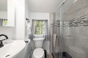 Séchoir à cheveux, serviettes fournies, savon, shampooing