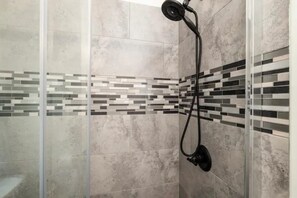 Hair dryer, towels, soap, shampoo - Stylish Retreat+Free Scooter - Next to Greenway! (Fayetteville)