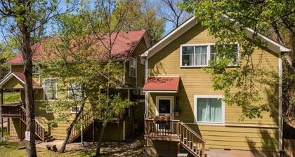 Stylish Retreat+Free Scooter - Next to Greenway!