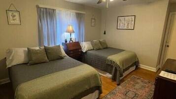 5 camere, una cassaforte in camera, una scrivania, ferro/asse da stiro