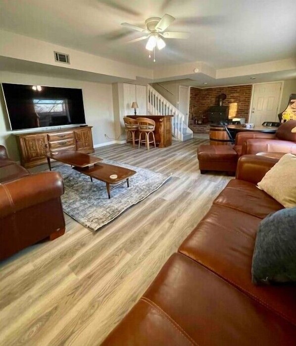 Smart-tv, een open haard, videospelletjes en een dvd-speler