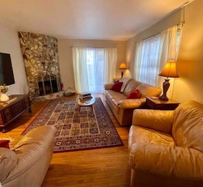 Smart TV, chimenea, videojuegos y reproductor de DVD