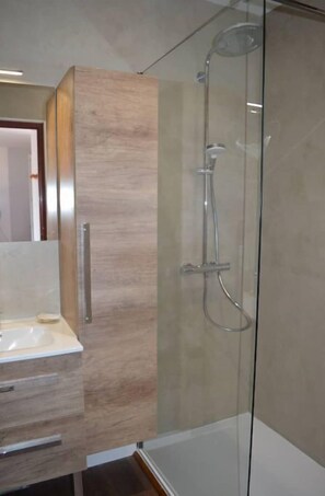Shower, hair dryer - Maison Mitoyenne Proche du Village (Vallon-Pont-d'Arc)