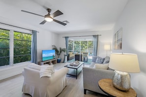 Smart TV, DVD player, stereo - Lovely 3 bedroom Pool Hideout! (Naples)